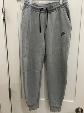 Nike Tech men’s Light Gray Fleece Joggers in men’s size small. Excellent condn